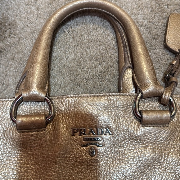 Prada tote bag with detachable crossbody strap in gold leather. - Picture 2 of 7